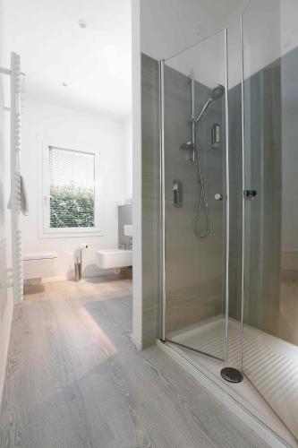 a bathroom with a shower with a glass door at Residence Gonda&Giuliano in Borso del Grappa