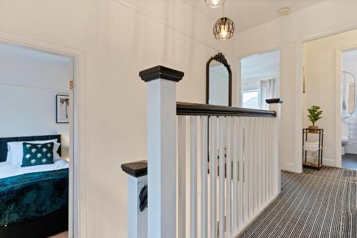 Fotografie z fotogalerie ubytování Birmingham Gem-Stylish 5 Bed house near NEC, BHX, HS2 - Huge Parking & Fast WiFi! v destinaci Kingshurst