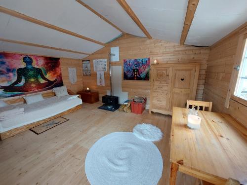 ein Wohnzimmer mit einem Sofa und einem Tisch in der Unterkunft Petit Chalet Nature in Les Rousses