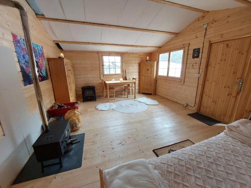ein Wohnzimmer mit einem Bett und einem Tisch in der Unterkunft Petit Chalet Nature in Les Rousses