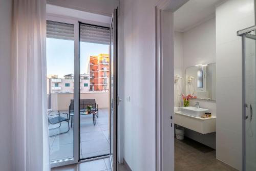 bagno con lavandino e specchio di Hotel Delle Palme a Lecce