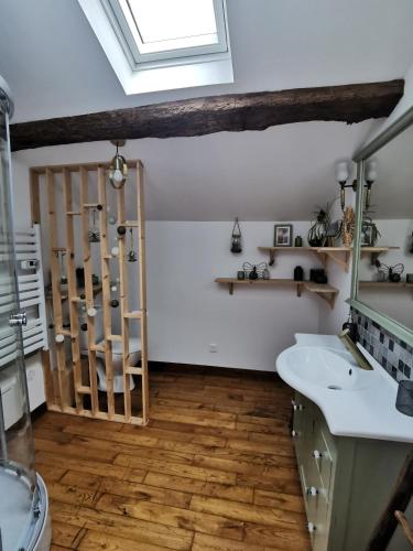 une salle de bain avec un lavabo et des toilettes et une fenêtre dans l'établissement Les Gîtes de la Roche Élie. Chez Léonie, à Rom