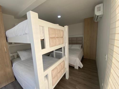 Uma ou mais camas em beliche em um quarto em Suite 607