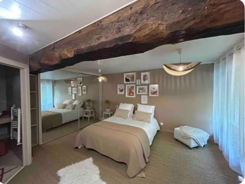 une chambre avec deux lits et un mur en pierre dans l'établissement Maison avec piscine au cœur de la suisse normande, à Aubusson
