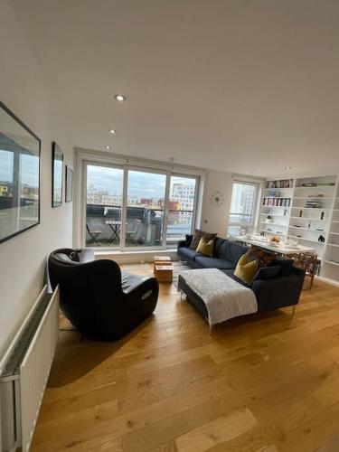 a living room with two couches and a large window at Luxury 2Bed 2Bath City View Flat in London
