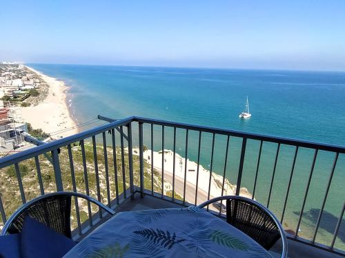- un balcon avec vue sur l'océan et un bateau dans l'établissement Amazing Seaviews in Faro de Cullera, à Faro de Cullera