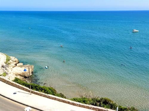 - une plage avec des personnes nageant dans l'eau dans l'établissement Amazing Seaviews in Faro de Cullera, à Faro de Cullera