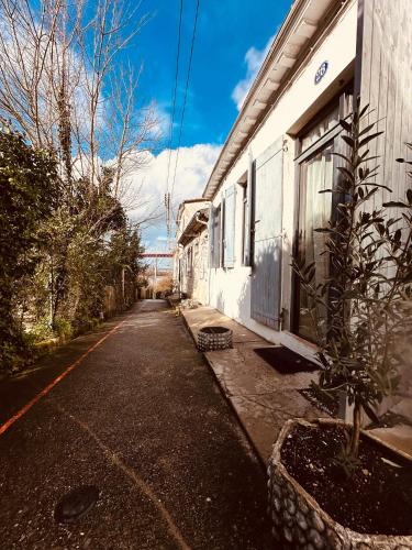 Une rue vide à côté d'un bâtiment blanc dans l'établissement The Hidden Gem Of Bordeaux, à Lormont