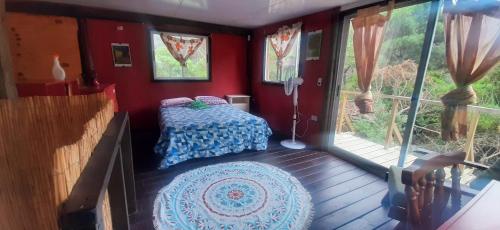 - une chambre avec un lit dans une pièce aux murs rouges dans l'établissement Falsas Escuadras, à Rincón de los Oliveras