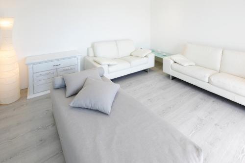 a living room with a couch and two white couches at Residence Gonda&Giuliano in Borso del Grappa