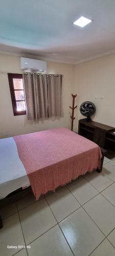 格雷夫森德的住宿－Casa em Gravatá com Piscina 2024，一间卧室配有一张床、一张书桌和一个窗户。