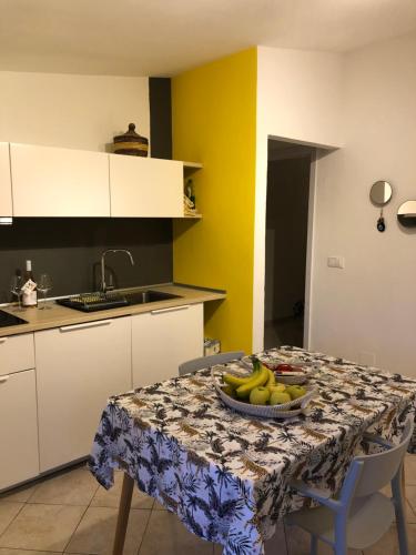 una cucina con tavolo e ciotola di frutta di LuGa Apartments a Campomarino