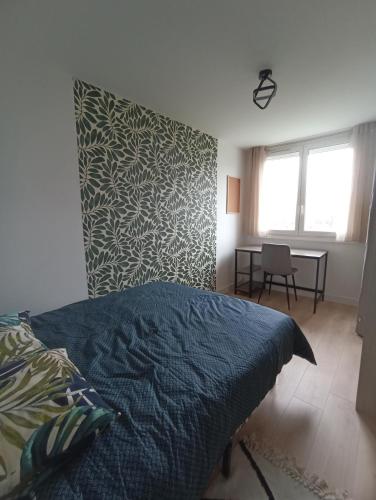 een slaapkamer met een bed, een bureau en een raam bij Chambre privée 1 dans un appartement - Pessac in Pessac