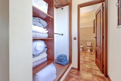 Zimmer mit einem Schrank mit Handtüchern in der Unterkunft Quinta Azul in Moncarapacho