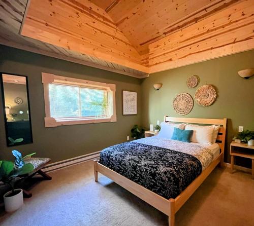 um quarto com uma cama e um tecto de madeira em Remodeled Home with Large Yard & Walking Distance to Downtown em Trinidad