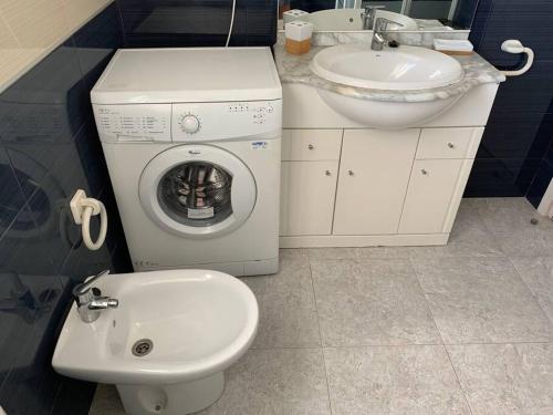 a bathroom with a washing machine and a sink at BRISA Solo FAMILIAS in Los Mártires