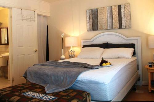 a bedroom with a bed with a cat sitting on it at Sunset Cottage, 3 min walk to beach, sleeps 7 in Lambton Shores