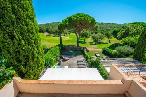 - une vue aérienne sur un jardin arboré dans l'établissement SAINT TROPEZ-Golf view, à Saint-Tropez