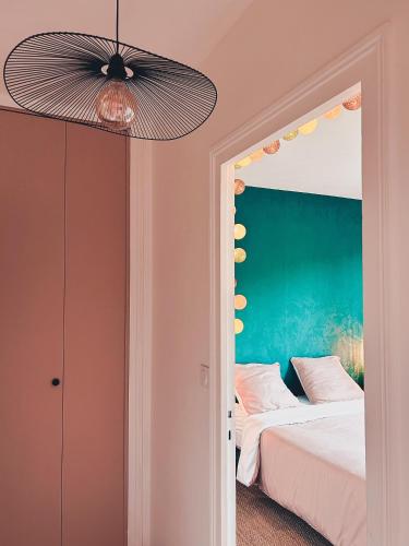 - une chambre avec un lit doté d'une tête de lit verte dans l'établissement Bel appartement residentiel, à Ifs