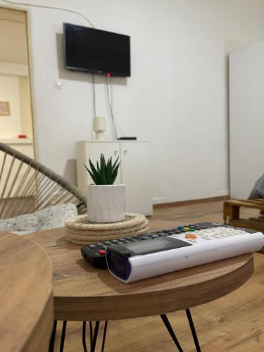 un mando a distancia sentado sobre una mesa en Fenix Apartman II en Zaječar