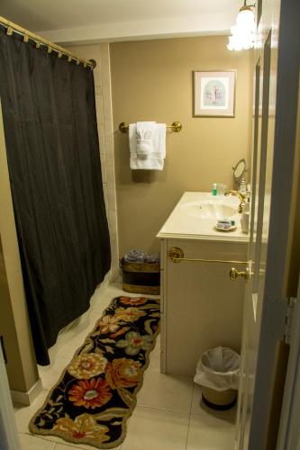 Bilik mandi di The Richard Johnston Inn & 1890 Caroline House