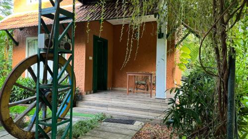 une terrasse couverte d'une maison avec une table et une chaise dans l'établissement Garggi Kumarakom Village Homestay, à Kumarakom
