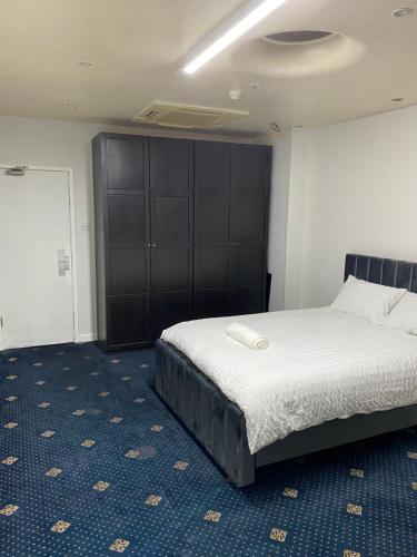 מיטה או מיטות בחדר ב-Cozy spacious double room rm 8