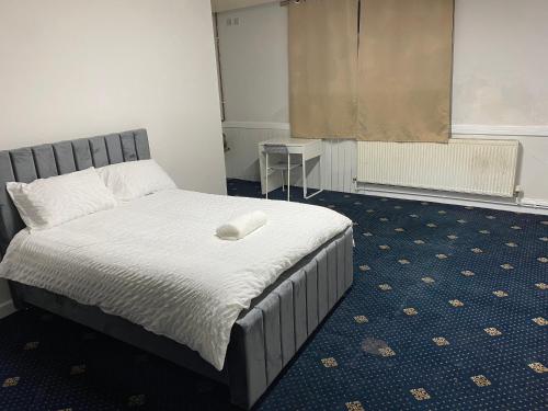 ein Schlafzimmer mit einem Bett mit einem weißen Kissen darauf in der Unterkunft Cozy spacious double room rm 8 in Oldham