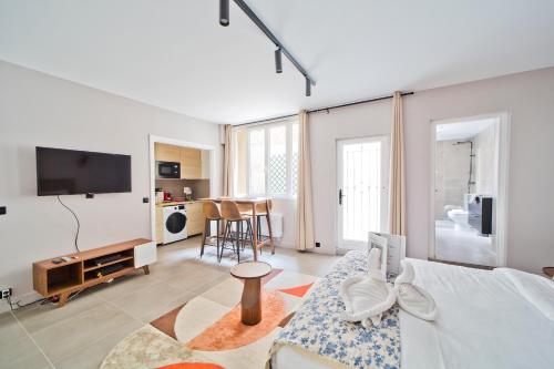 een slaapkamer met een bed en een woonkamer met een tv bij New Renovated Studio Invalides EffeilTower 2 pers in Parijs