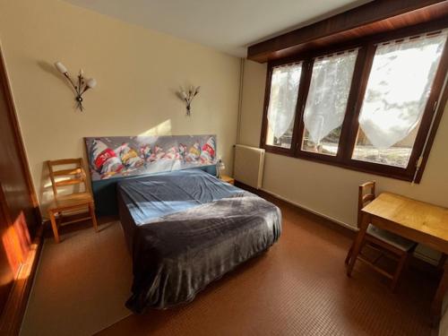une chambre avec un lit, une table et une fenêtre dans l'établissement Maison bord de mer proche des Sables d'Olonne, à Talmont-Saint-Hilaire