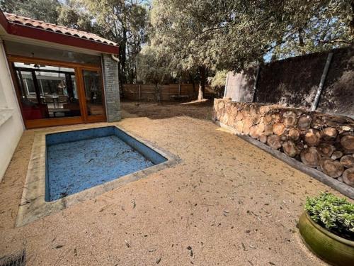 une grande piscine au milieu d'une cour dans l'établissement Maison bord de mer proche des Sables d'Olonne, à Talmont-Saint-Hilaire