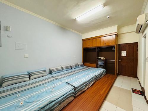 a bedroom with a large bed in a room at 美菊民宿 停車方便 市中心 in Chaozhou