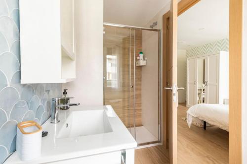 La salle de bains est pourvue d'un lavabo et d'une douche en verre. dans l'établissement El Toison 21 Parking Gratis-6 Pax Centro-Historico, à Bilbao