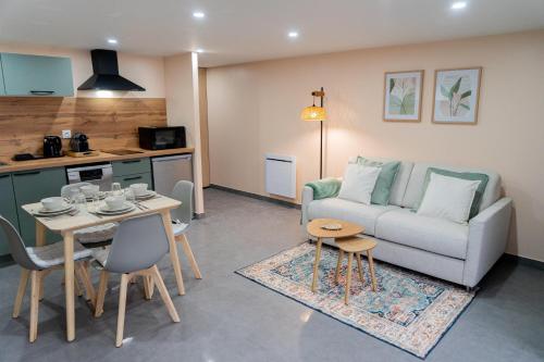 un salon avec un canapé et une table dans l'établissement Appartement Cosy Le Lys Vert à 40mn de Paris, à Dammarie-les-Lys