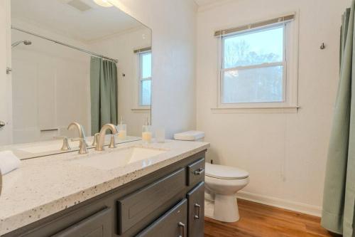 bagno con lavandino e servizi igienici di Pet Friendly Home with Hot tub and Swimming Pool , Atlanta Suburb a Kennesaw