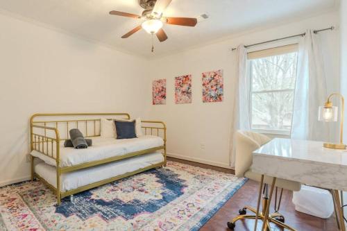 una camera con letto e ventilatore a soffitto di Pet Friendly Home with Hot tub and Swimming Pool , Atlanta Suburb a Kennesaw