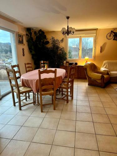 une salle à manger avec une table et des chaises dans l'établissement Retour aux sources, à Ventron