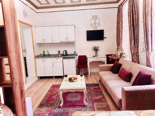 イスタンブールにあるアルハンブラ アパート ホテルのリビングルーム(ソファ、テーブル付)