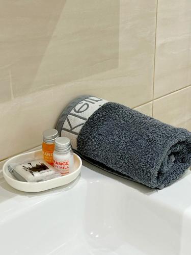 un sac gris assis sur une table avec une assiette de nourriture dans l'établissement Petit 2 pièces Carré d'Or, à Nice