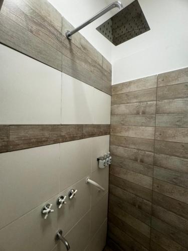 a bathroom with a shower with wooden walls at Lofturbano in Mendoza