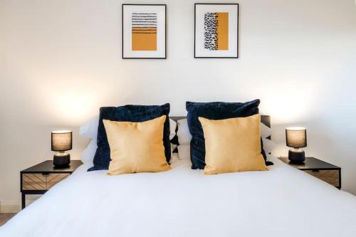1 dormitorio con 1 cama blanca y 2 lámparas en Pet Friendly with a Hot Tub en Hednesford