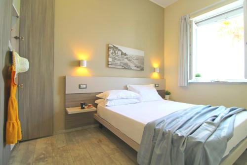 Postel nebo postele na pokoji v ubytování Capo d'Orlando Apartments - Smart Apartment Doria 52