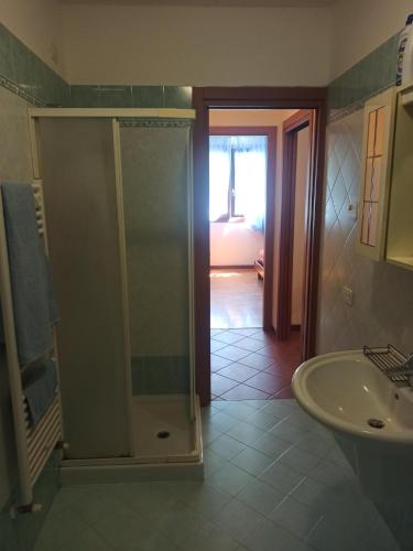bagno con doccia e lavandino di Verde Franca a Pordenone