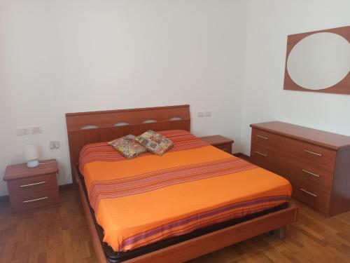 una camera con un letto con due cuscini sopra di Verde Franca a Pordenone