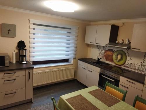 eine Küche mit einem Fenster und einem Tisch mit einem sidx sidx sidx sidx in der Unterkunft Ferienwohnung Familie Pohle in Lübbenau