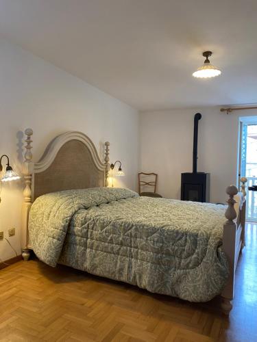 1 dormitorio con 1 cama con edredón verde en Casa Vacanze Sharazad en Bocchignano