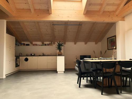 Una cocina y un comedor con mesa y sillas. en Gasthof Faust, en Vols am Schlern