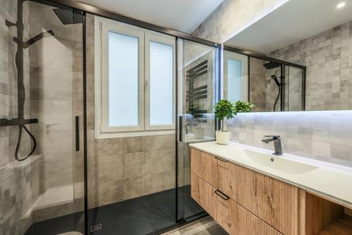 a bathroom with a sink and a shower at Jardines de Sabatini in Madrid