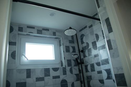 a window in a bathroom with a shower at Holiday home Sunce i Zora in Jalžabet