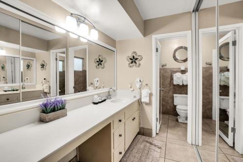 a bathroom with two sinks and a toilet at The Inn at Deep Canyon in Palm Desert